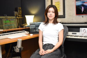 AT50シリーズで2ndアルバム制作中。繊細な音で魅了するシンガーソングライター。XinUの歌声、そのサウンドの秘密に迫る